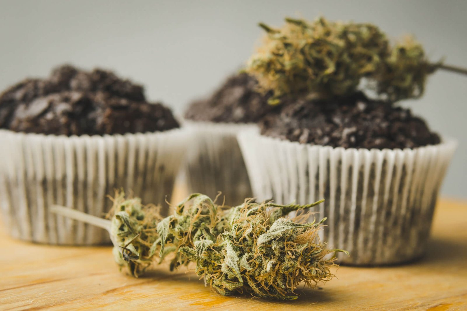 homemade-cakes-with-cannabis-and-buds-of-marijuana-PZMX6MC.jpg